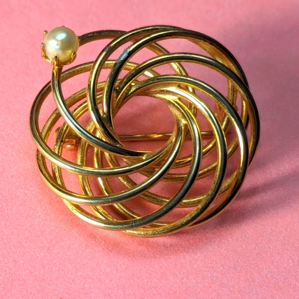 Vintage Gold tone spiral atomic sunburst 1.5" faux pearl